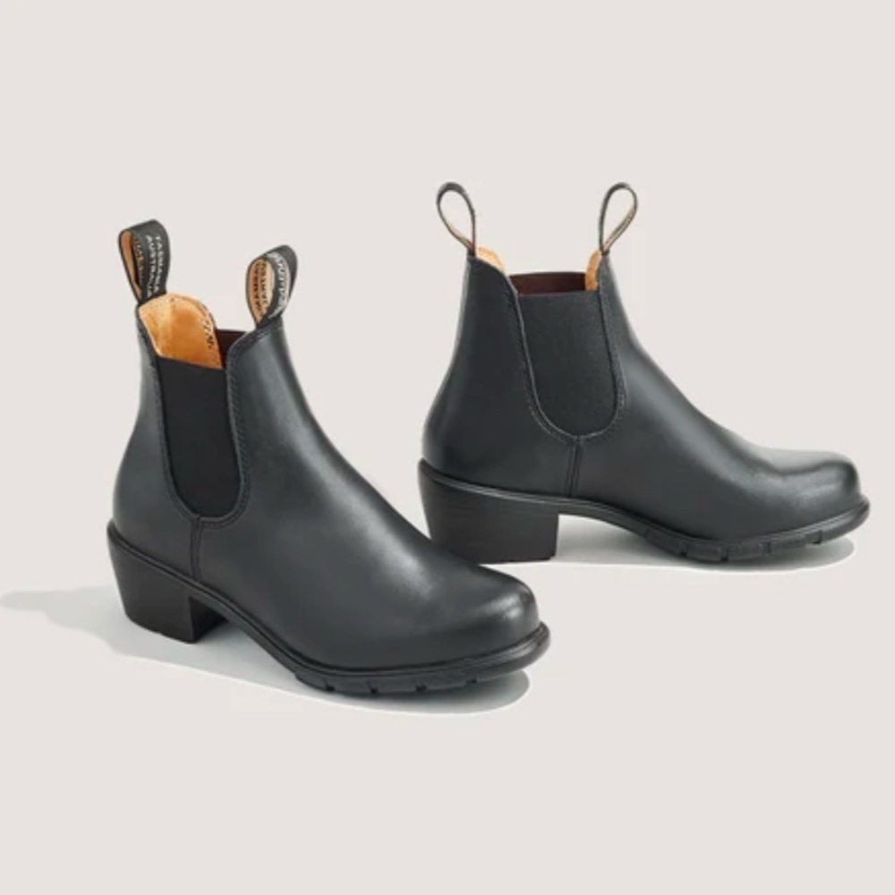 Blundstone women’s Black Leather Chelsea Boots size 8US